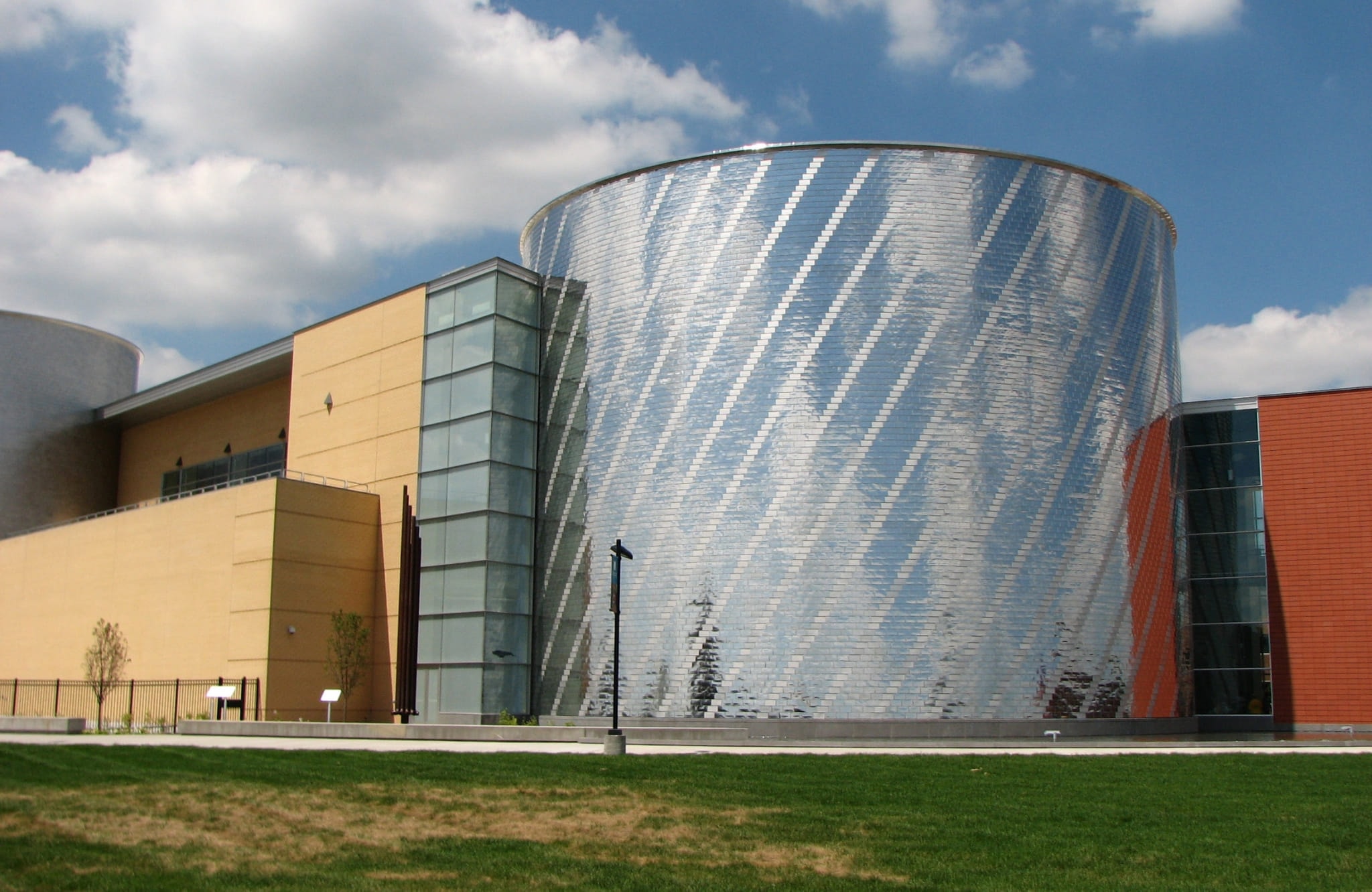 lg-science-center-of-iowa-side-5110dc18 (1)